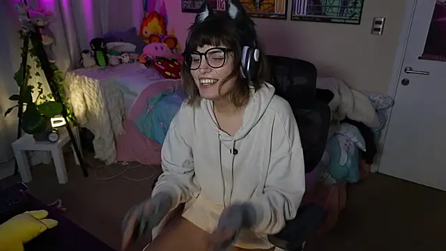 trinilup online show from May 16, 1:30 am