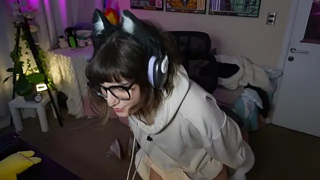trinilup online show from May 16, 1:41 am