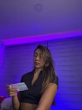 Snapshot of Bella_dannbond chatting on May 30, 12:52 am Bella dannbond online show from May 30, 12:52 am