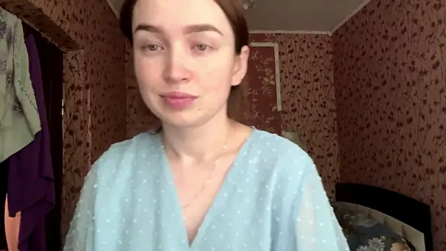 Chloooee online show from May 14, 2:45 pm