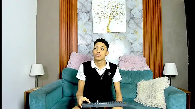 LOVE GUYS1 online show from May 22, 1:20 pm