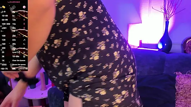 Chloethompson  online show from May 20, 5:43 pm