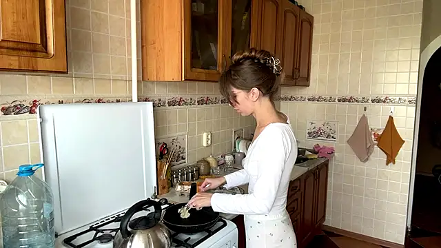 TrishIsaac online show from May 5, 8:28 am