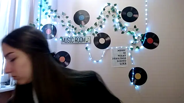 Cutie  Mia online show from May 11, 11:34 am