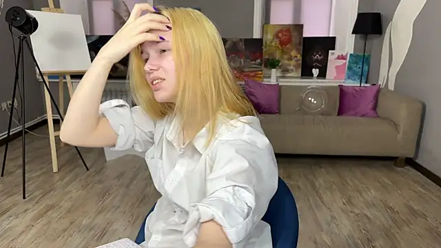 MoonF0xy online show from May 7, 11:25 am