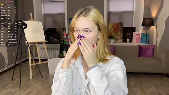 MoonF0xy online show from May 11, 1:24 pm