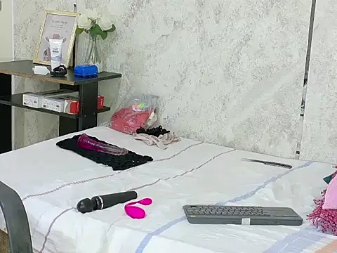 zoee 19  online show from May 7, 3:05 pm
