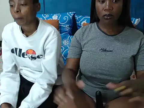 CuteDarkChoc99 online show from May 6, 6:01 pm