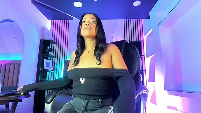 BrianaRuiiz  online show from June 19, 1:25 pm
