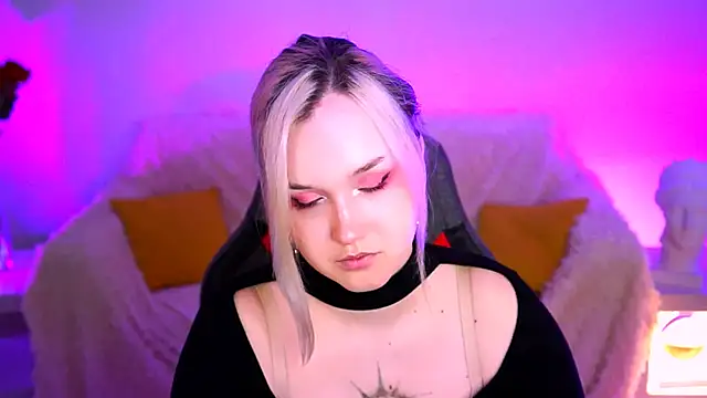 ViolettWoods online show from May 26, 8:24 am