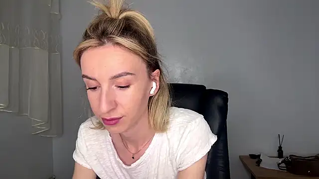uwuroxi online show from May 26, 7:46 pm