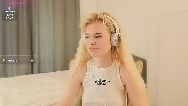 mood berry  online show from July 12, 1:45 pm