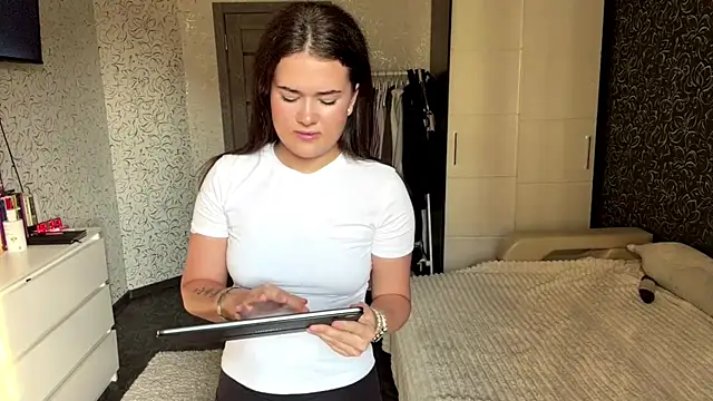 cuteshowy online show from June 14, 10:37 am