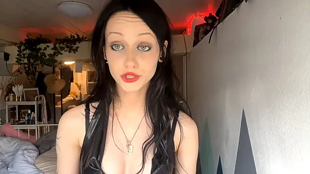 DreamaWeavers online show from June 11, 4:15 pm