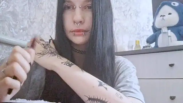 KrissyHiott online show from June 16, 4:24 am