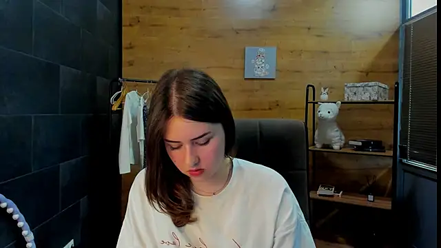 PaulineeJones online show from June 9, 9:09 am