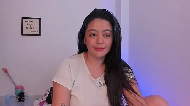 LauraToro  online show from February 13, 7:37 pm