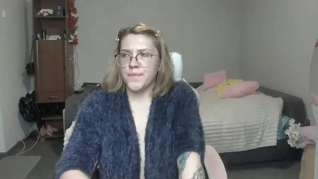 Snapshot of Reginasmilee chatting on December 2, 7:10 am Reginasmilee online show from December 2, 7:10 am