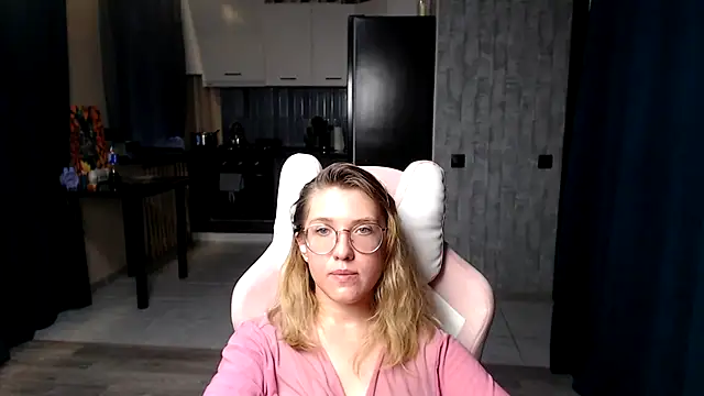 Snapshot of Reginasmilee chatting on September 12, 5:08 am Reginasmilee online show from September 12, 5:08 am