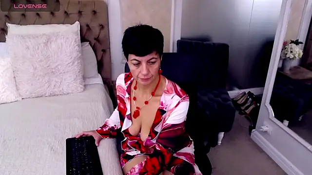 Snapshot of BustyPenellope chatting on October 6, 2:50 am BustyPenellope online show from October 6, 2:50 am