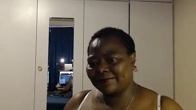 Snapshot of MatureBoobsDiva chatting on November 1, 2:43 pm MatureBoobsDiva online show from November 1, 2:43 pm