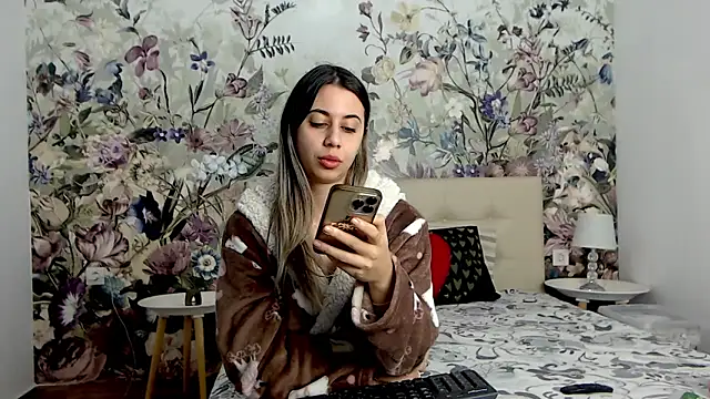 Snapshot of RoseDiamond06 chatting on October 15, 3:47 pm RoseDiamond06 online show from October 15, 3:47 pm