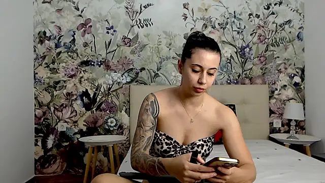 Snapshot of RoseDiamond06 chatting on September 23, 2:37 pm RoseDiamond06 online show from September 23, 2:37 pm
