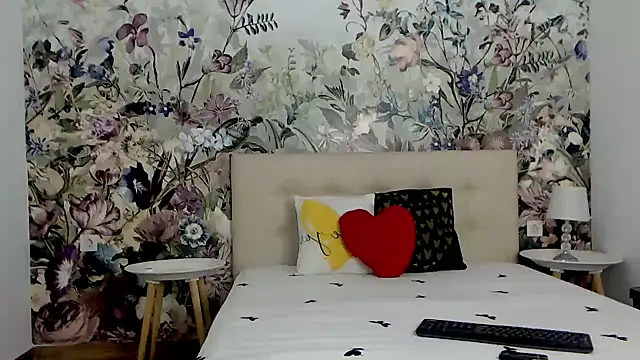 Snapshot of RoseDiamond06 chatting on September 29, 10:37 pm RoseDiamond06 online show from September 29, 10:37 pm