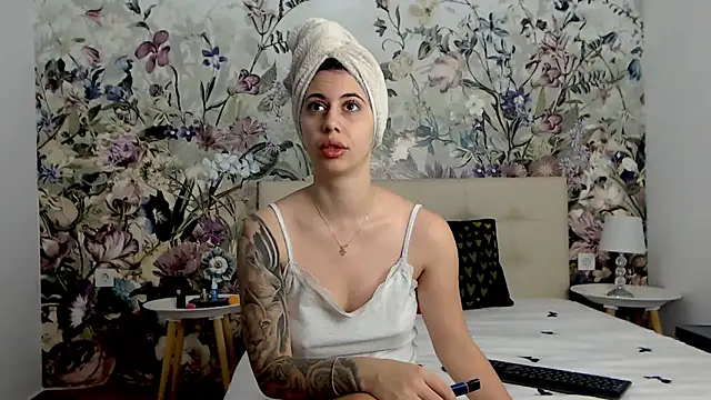 Snapshot of RoseDiamond06 chatting on October 1, 10:31 am RoseDiamond06 online show from October 1, 10:31 am