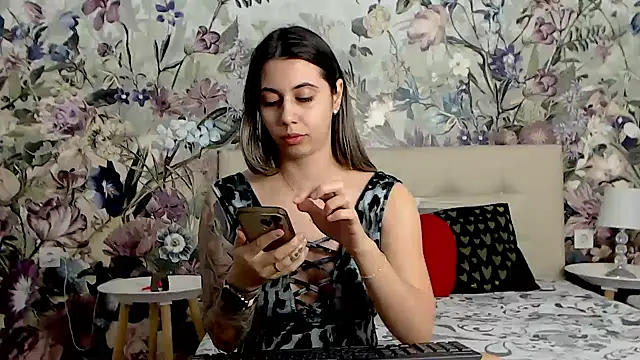 Snapshot of RoseDiamond06 chatting on October 14, 1:46 pm RoseDiamond06 online show from October 14, 1:46 pm