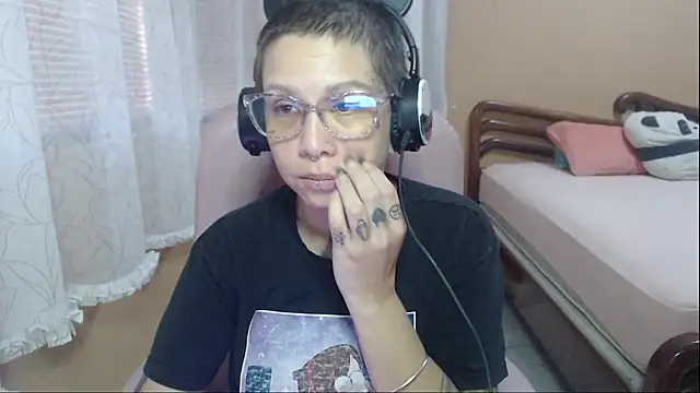 Snapshot of moon_cat85 chatting on September 20, 9:46 pm moon cat85 online show from September 20, 9:46 pm
