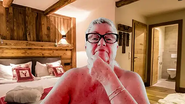 GrannyChrissy68 online show from February 21, 10:43 pm