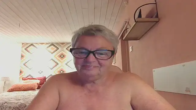 GrannyChrissy68 online show from September 10, 9:59 pm