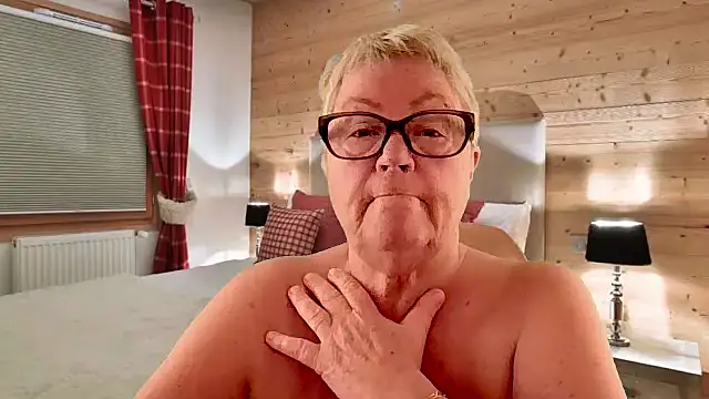 GrannyChrissy68 online show from March 31, 2:28 pm