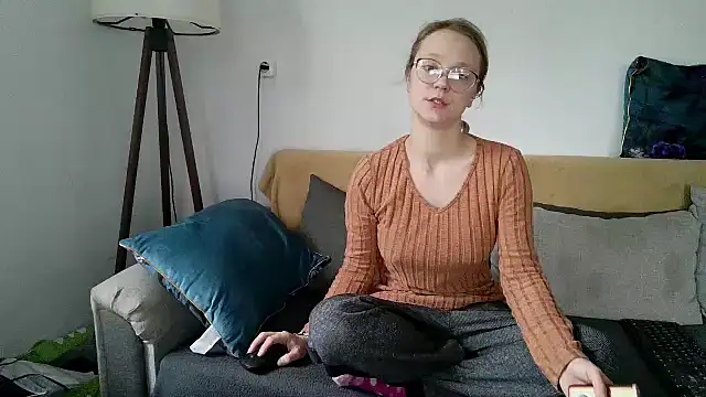 little-leni online show from December 15, 8:30 am