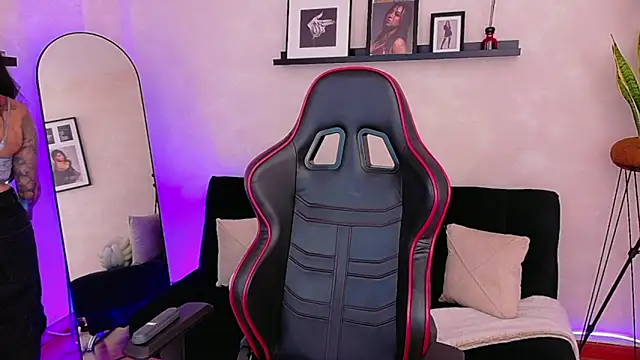 EmmyEvans1 online show from April 7, 7:38 pm