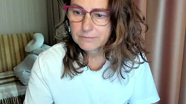 Snapshot of lauraoven chatting on October 10, 7:35 am lauraoven online show from October 10, 7:35 am