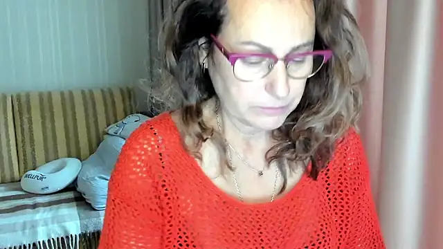 Snapshot of lauraoven chatting on October 13, 9:23 am lauraoven online show from October 13, 9:23 am