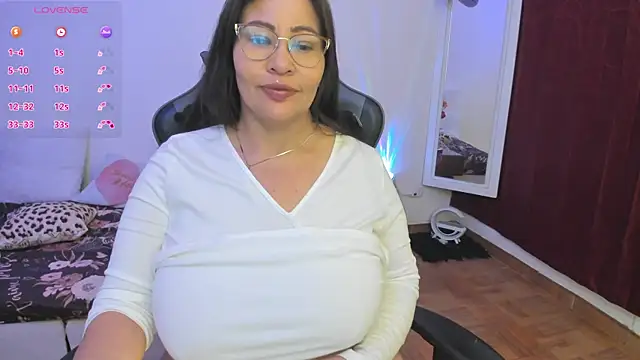 esmeralda milf online show from November 22, 8:11 pm