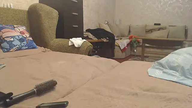 Amy August online show from April 4, 8:07 pm