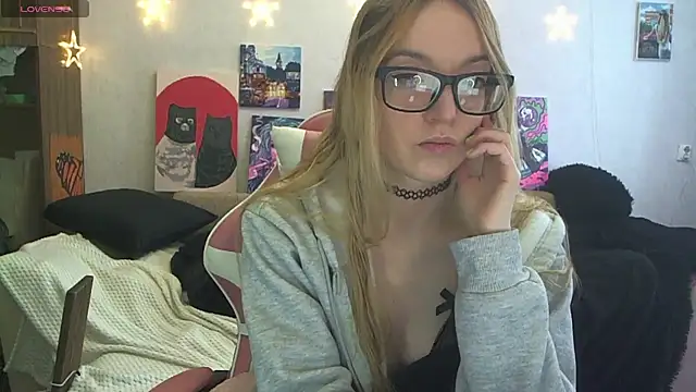 SecretSophia online show from February 18, 8:46 am