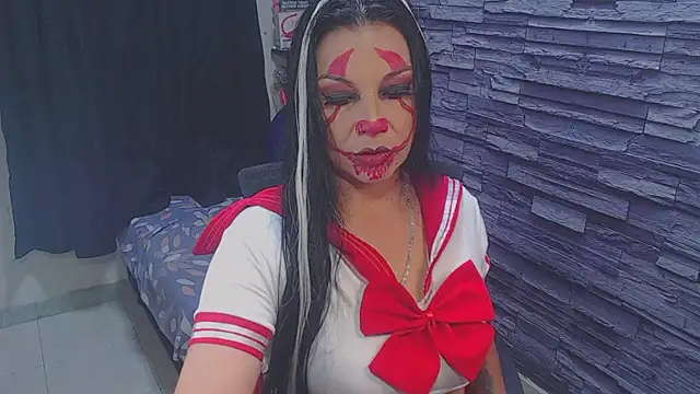 Snapshot of Cruela_deviil chatting on October 15, 1:41 am Cruela deviil online show from October 15, 1:41 am