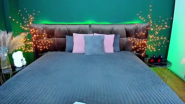 Rebecca Diamond online show from November 17, 6:36 am