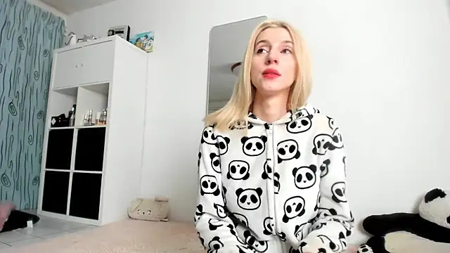 Snapshot of KenzieDawton chatting on October 5, 7:57 am KenzieDawton online show from October 5, 7:57 am