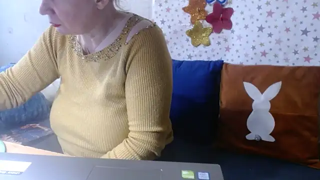 QueenLana online show from April 9, 7:25 am