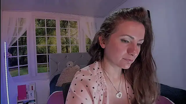 vanessabrown  online show from March 28, 3:11 pm