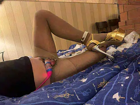 Snapshot of Pierced_Beauty chatting on October 26, 11:44 pm Pierced Beauty online show from October 26, 11:44 pm