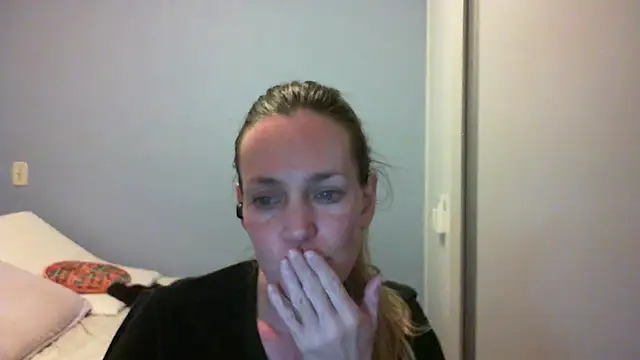 Snapshot of Annylove1 chatting on October 19, 12:23 am Annylove1 online show from October 19, 12:23 am