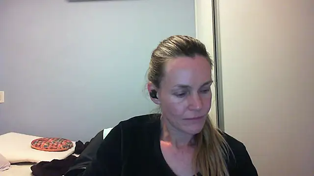 Snapshot of Annylove1 chatting on October 13, 12:57 am Annylove1 online show from October 13, 12:57 am
