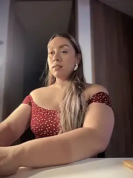 Im sophiie online show from December 5, 6:35 am